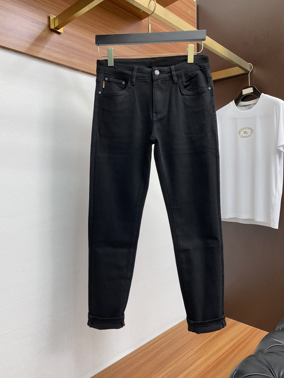  巴宝莉 2025春夏新款 休闲牛仔裤 干净利落剪裁，都市风十足 采用精纺纯棉面料手感软糯干爽，上身效果