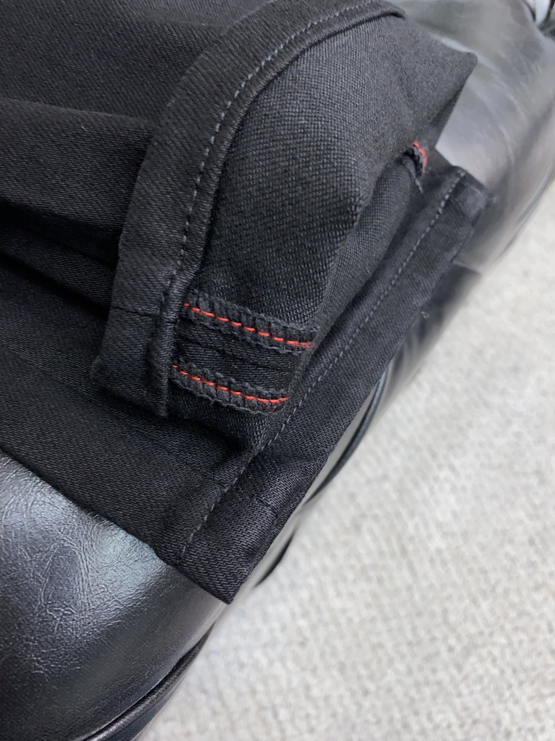  巴宝莉 2025春夏新款 休闲牛仔裤 干净利落剪裁，都市风十足 采用精纺纯棉面料手感软糯干爽，上身效果