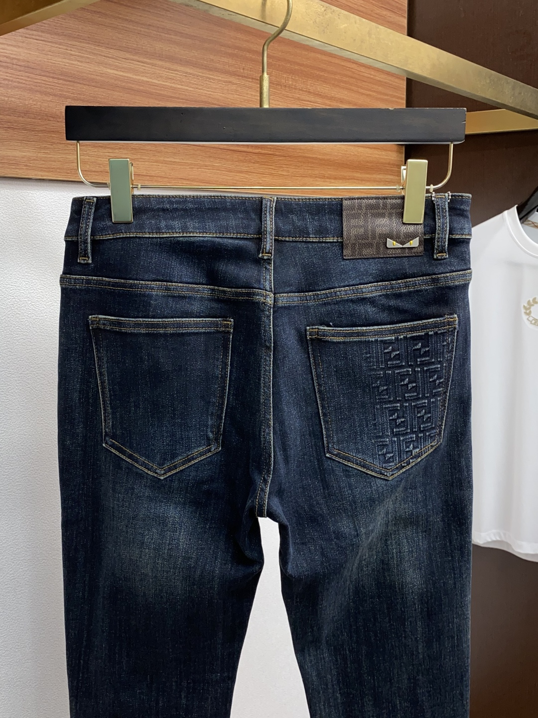  芬迪 2025春夏新款 休闲牛仔裤 干净利落剪裁，都市风十足 采用精纺纯棉面料手感软糯干爽，上身效果挺