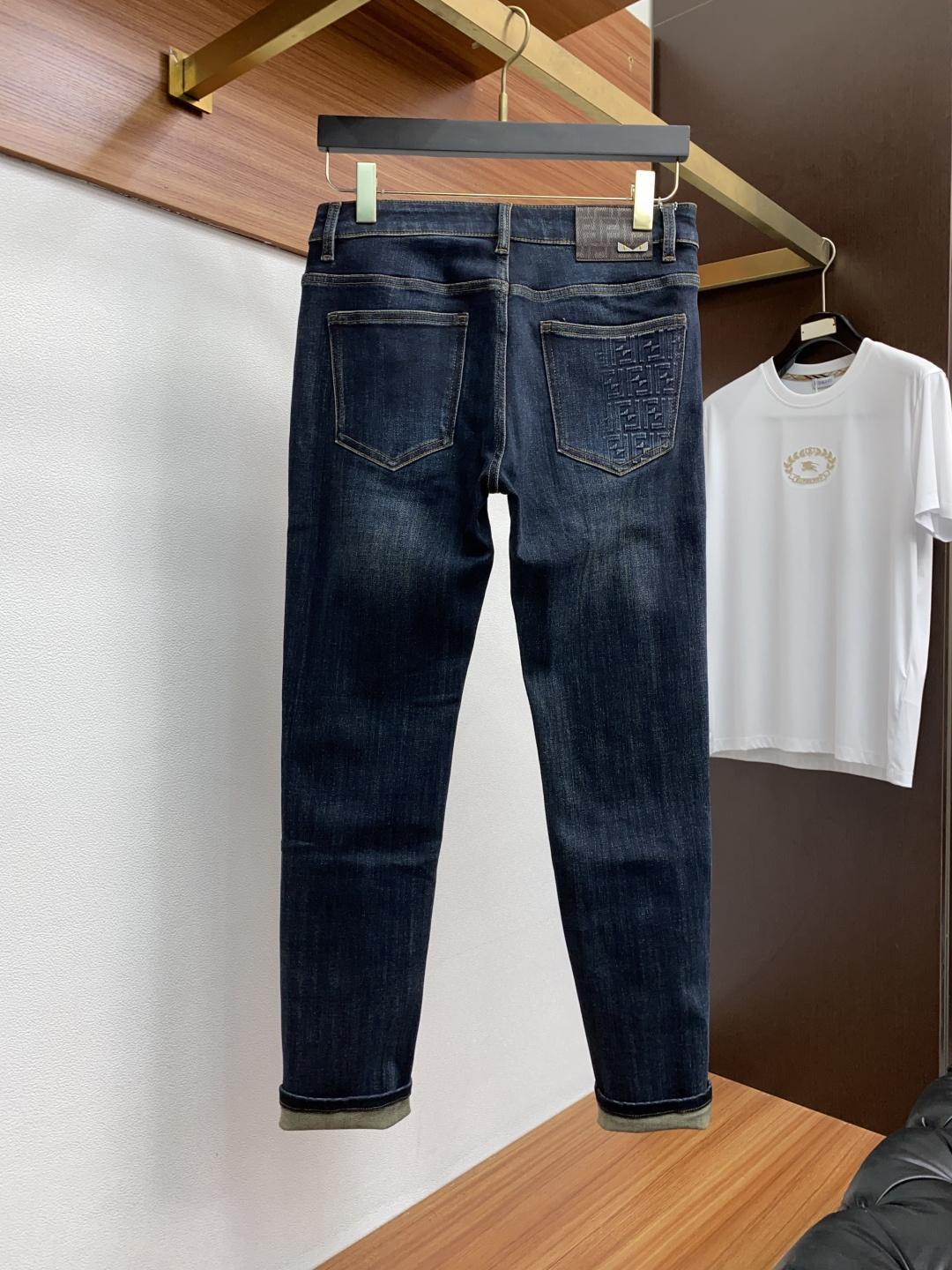  芬迪 2025春夏新款 休闲牛仔裤 干净利落剪裁，都市风十足 采用精纺纯棉面料手感软糯干爽，上身效果挺