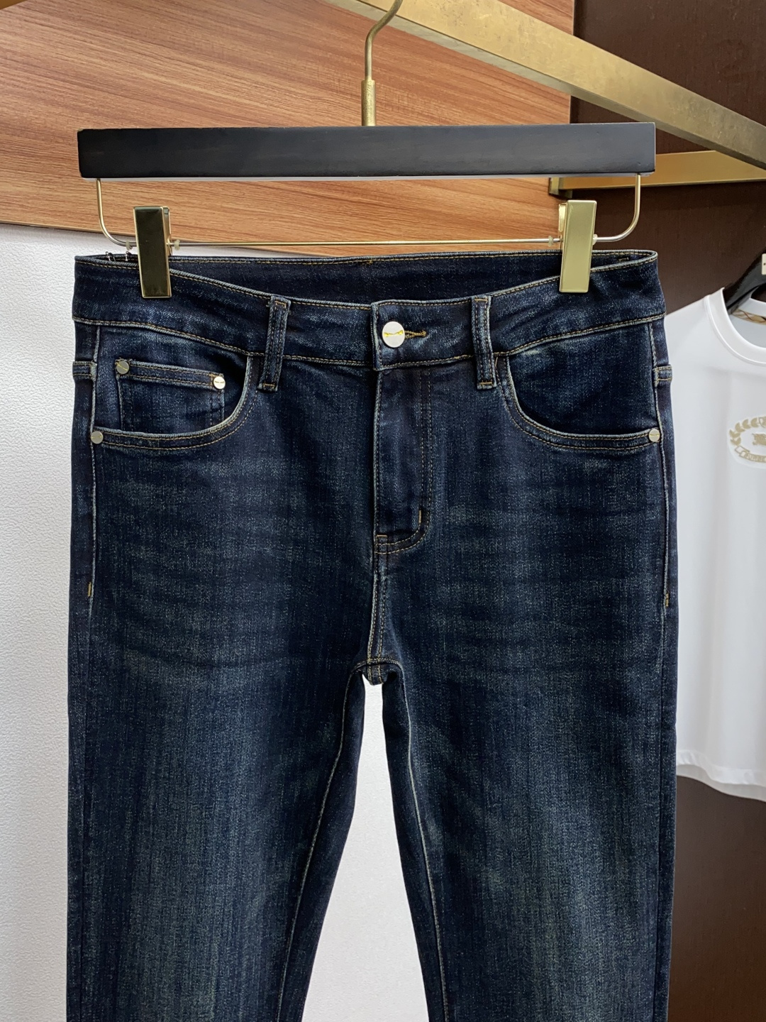  芬迪 2025春夏新款 休闲牛仔裤 干净利落剪裁，都市风十足 采用精纺纯棉面料手感软糯干爽，上身效果挺