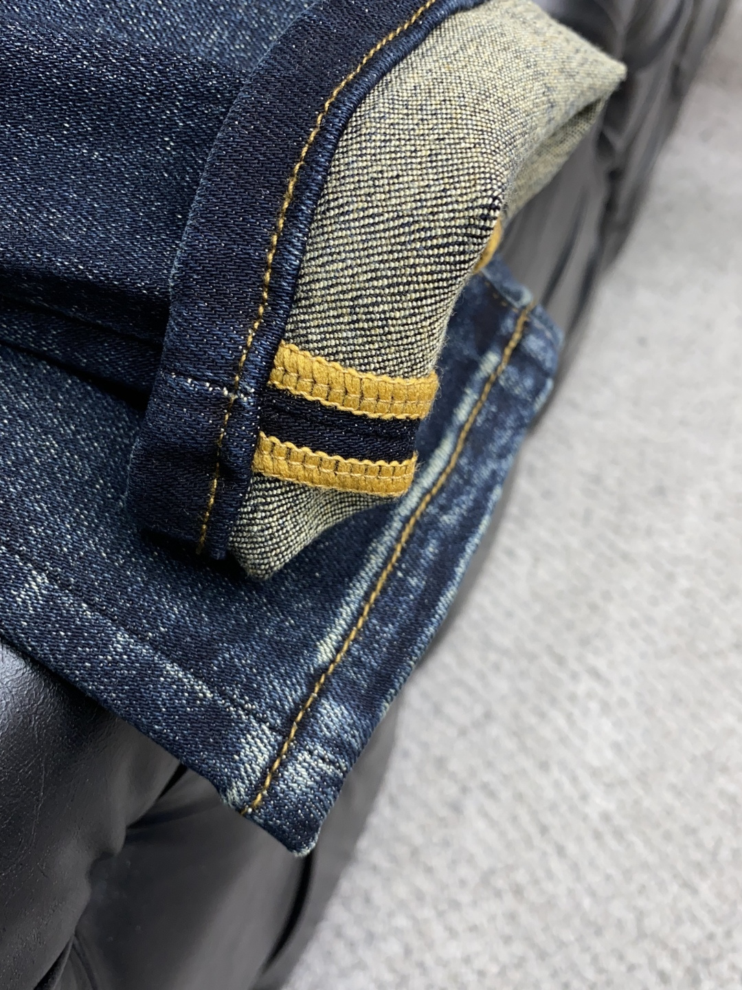  芬迪 2025春夏新款 休闲牛仔裤 干净利落剪裁，都市风十足 采用精纺纯棉面料手感软糯干爽，上身效果挺