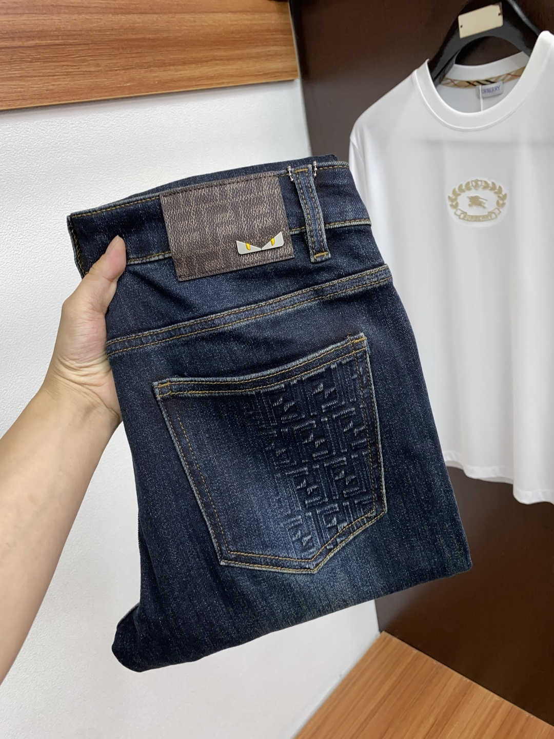  芬迪 2025春夏新款 休闲牛仔裤 干净利落剪裁，都市风十足 采用精纺纯棉面料手感软糯干爽，上身效果挺