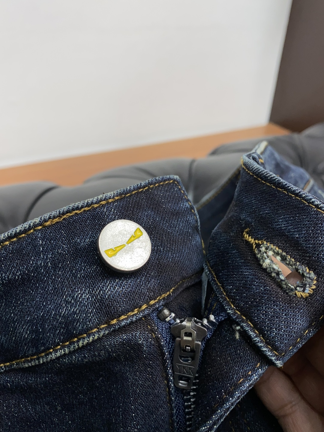  芬迪 2025春夏新款 休闲牛仔裤 干净利落剪裁，都市风十足 采用精纺纯棉面料手感软糯干爽，上身效果挺