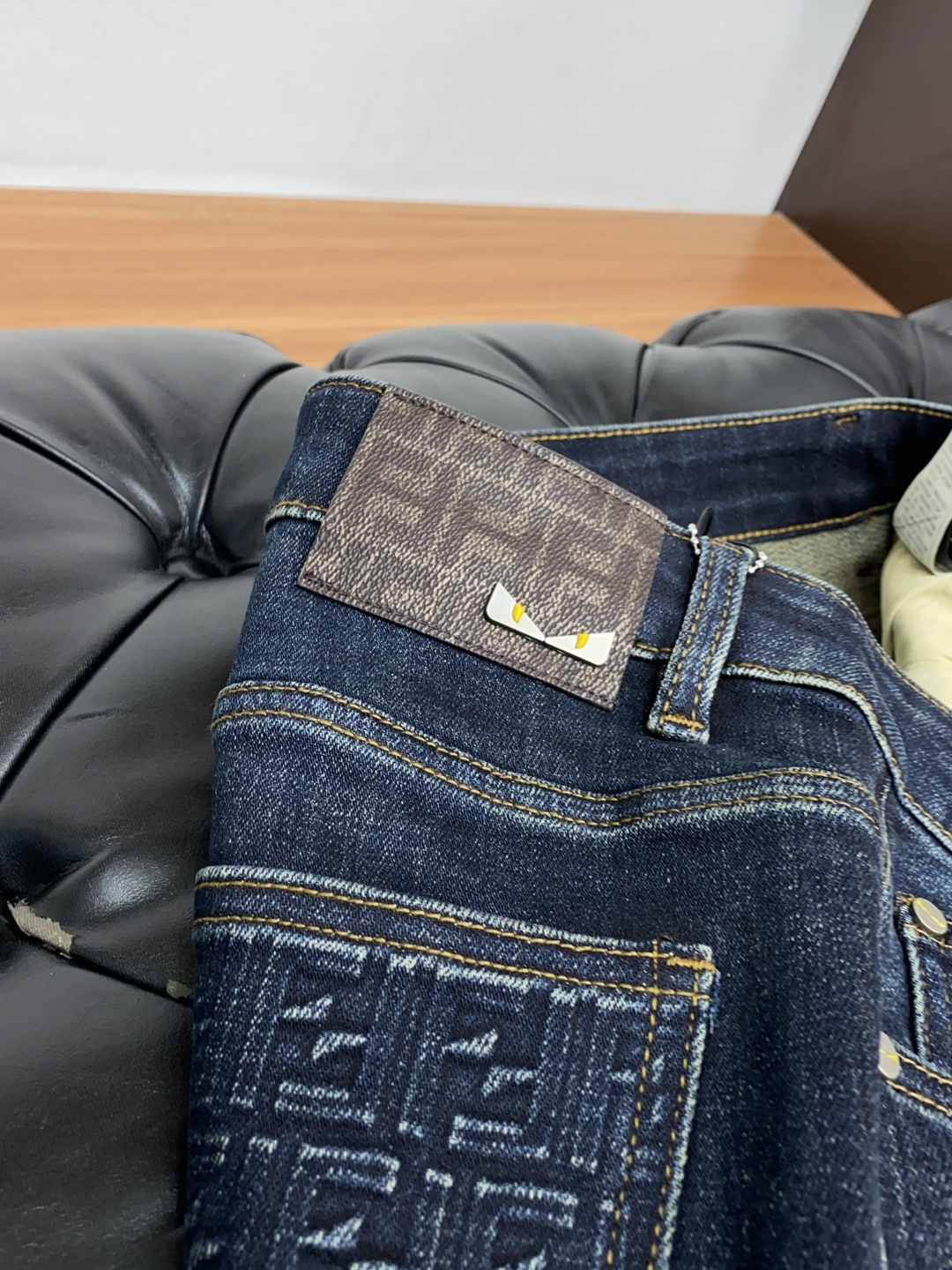  芬迪 2025春夏新款 休闲牛仔裤 干净利落剪裁，都市风十足 采用精纺纯棉面料手感软糯干爽，上身效果挺