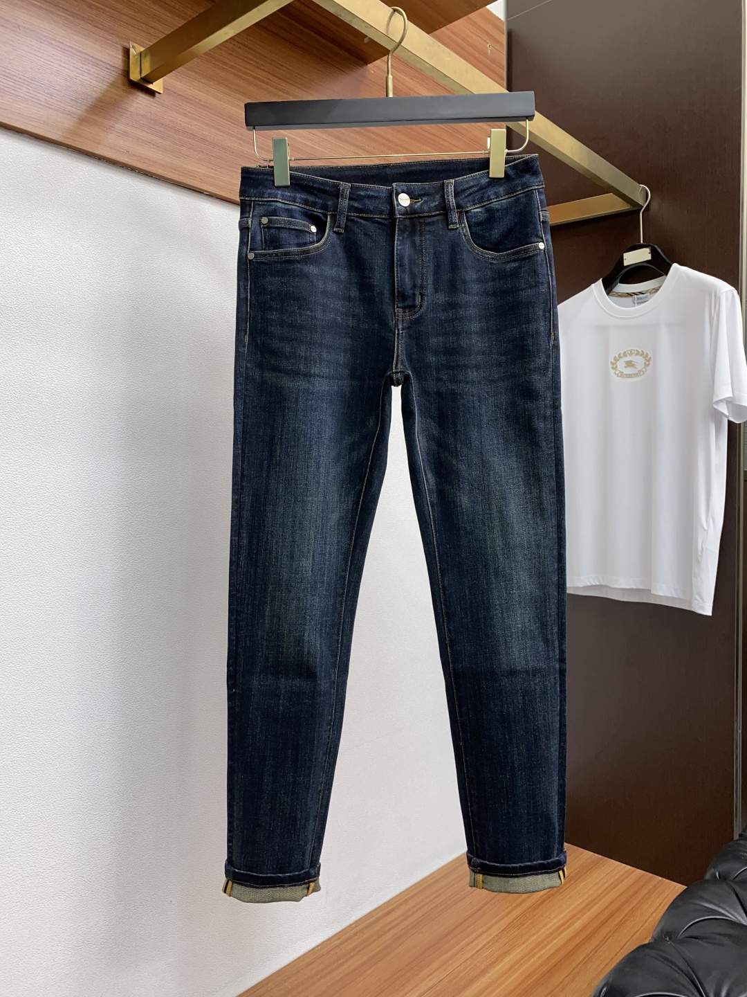  芬迪 2025春夏新款 休闲牛仔裤 干净利落剪裁，都市风十足 采用精纺纯棉面料手感软糯干爽，上身效果挺