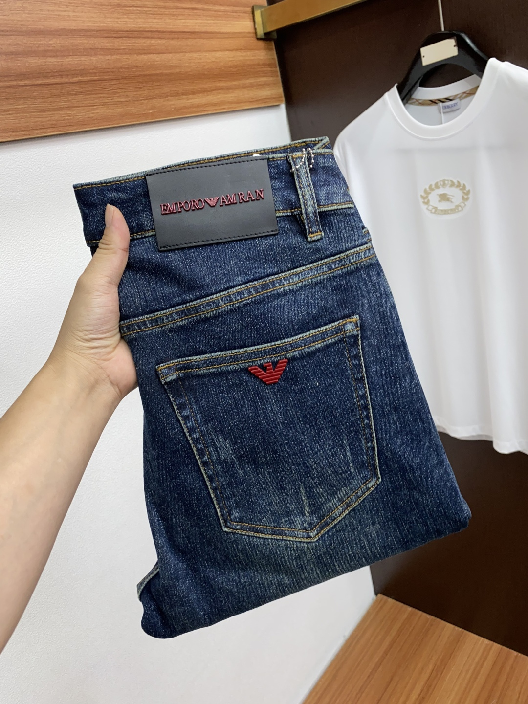 阿玛尼 2025春夏新款 休闲牛仔裤 干净利落剪裁，都市风十足 采用精纺纯棉面料手感软糯干爽，上身效果挺