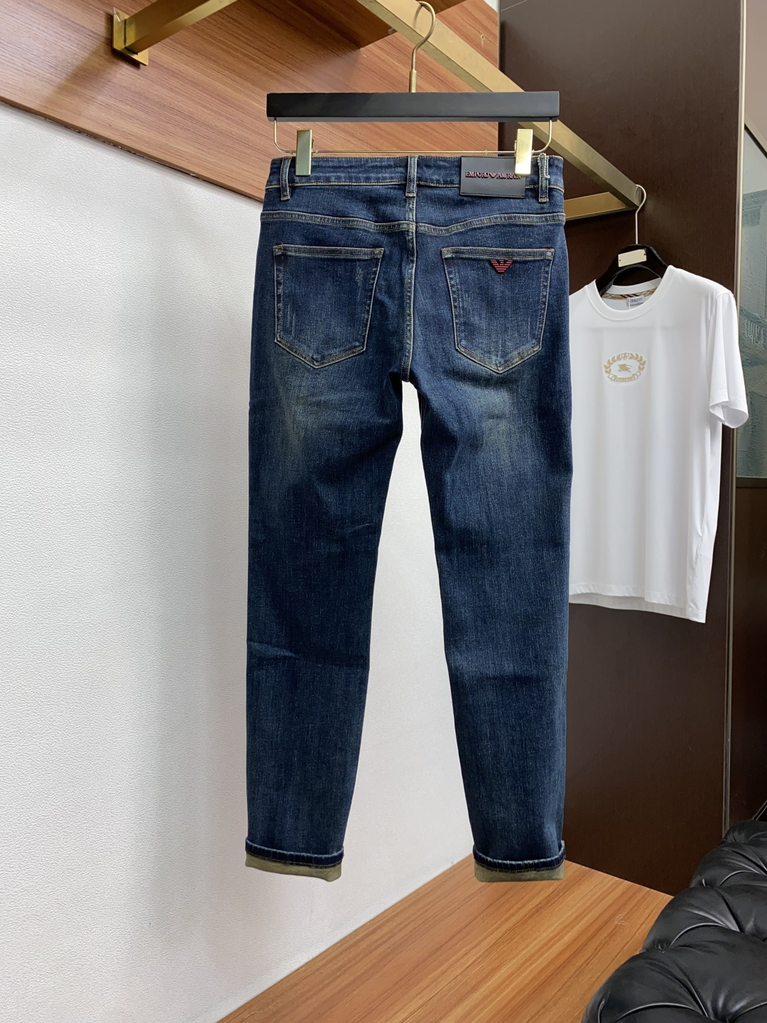 阿玛尼 2025春夏新款 休闲牛仔裤 干净利落剪裁，都市风十足 采用精纺纯棉面料手感软糯干爽，上身效果挺