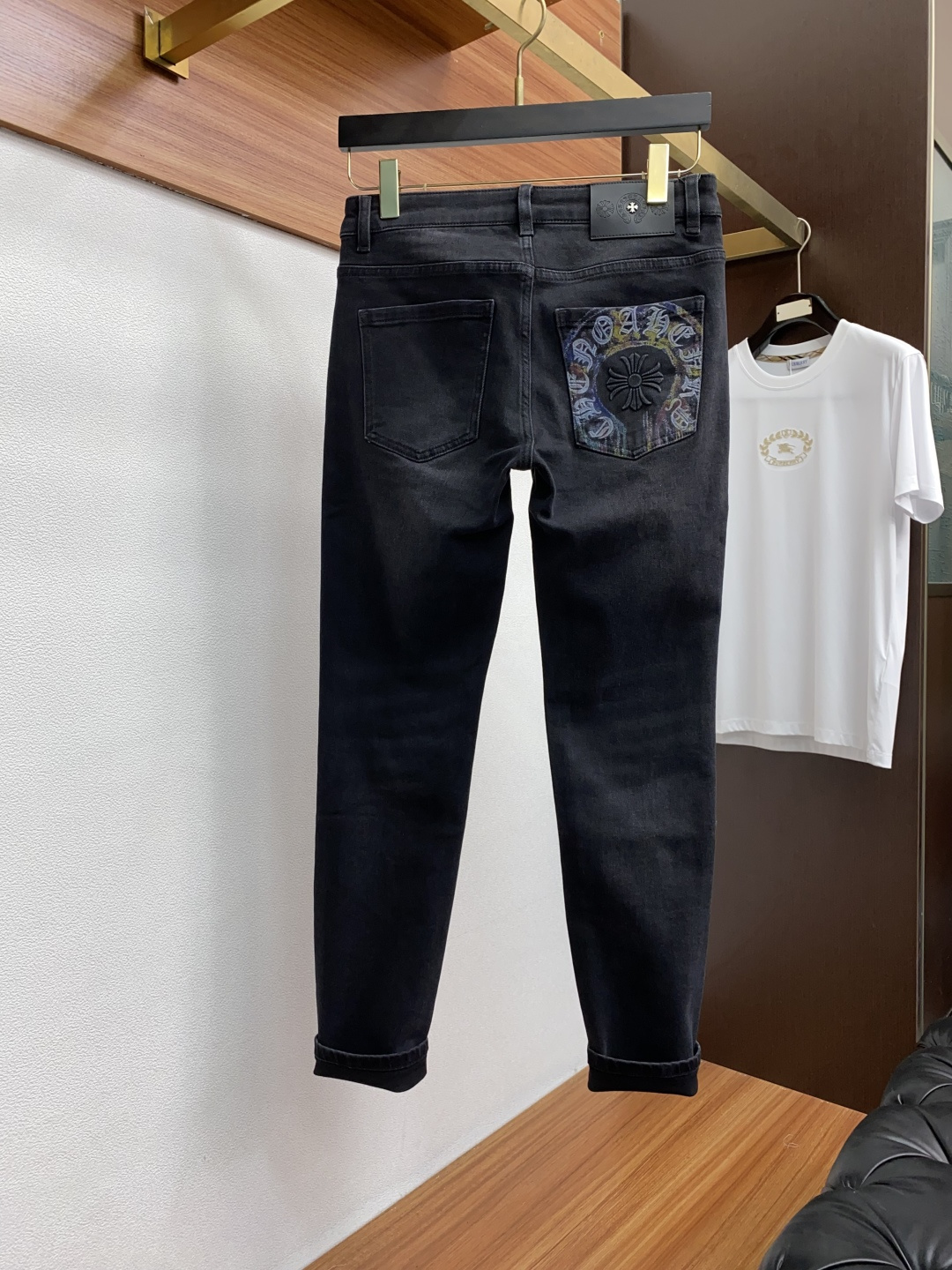 克罗心 2025春夏新款 休闲牛仔裤 干净利落剪裁，都市风十足 采用精纺纯棉面料手感软糯干爽，上身效果挺