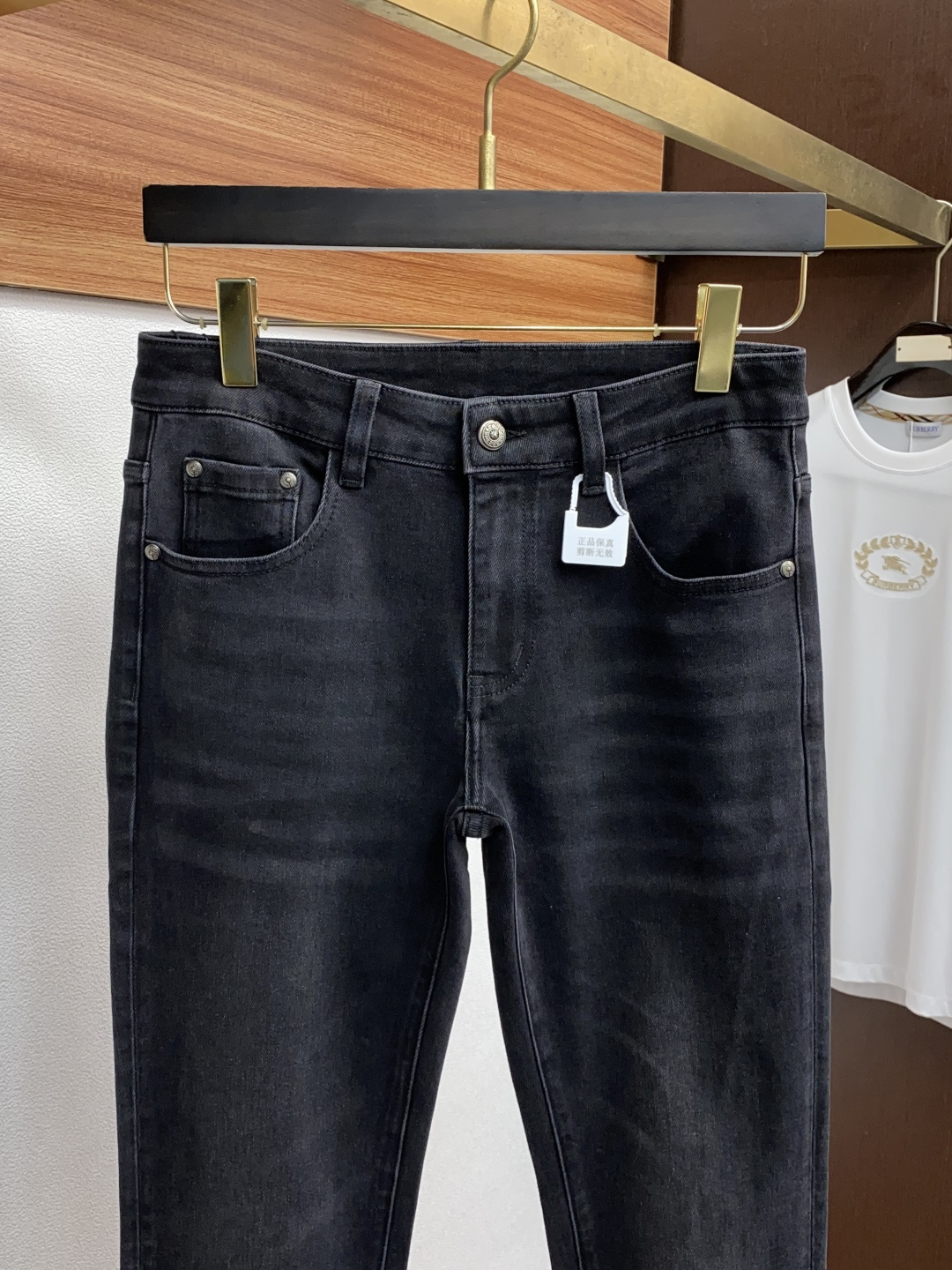 克罗心 2025春夏新款 休闲牛仔裤 干净利落剪裁，都市风十足 采用精纺纯棉面料手感软糯干爽，上身效果挺
