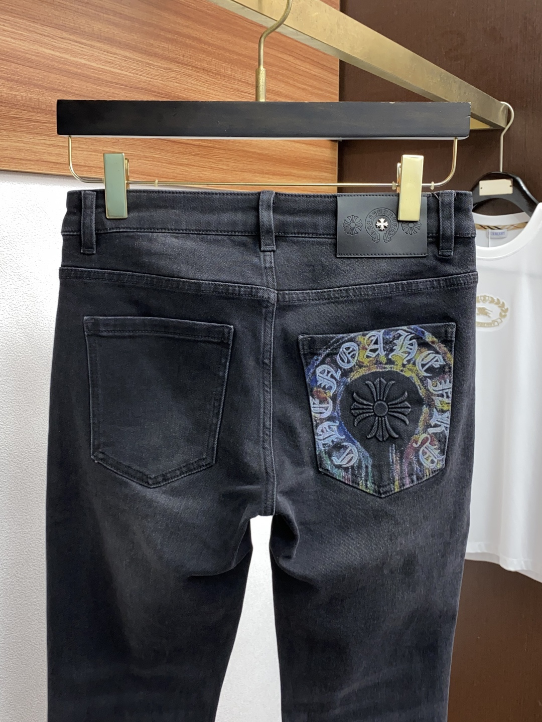 克罗心 2025春夏新款 休闲牛仔裤 干净利落剪裁，都市风十足 采用精纺纯棉面料手感软糯干爽，上身效果挺