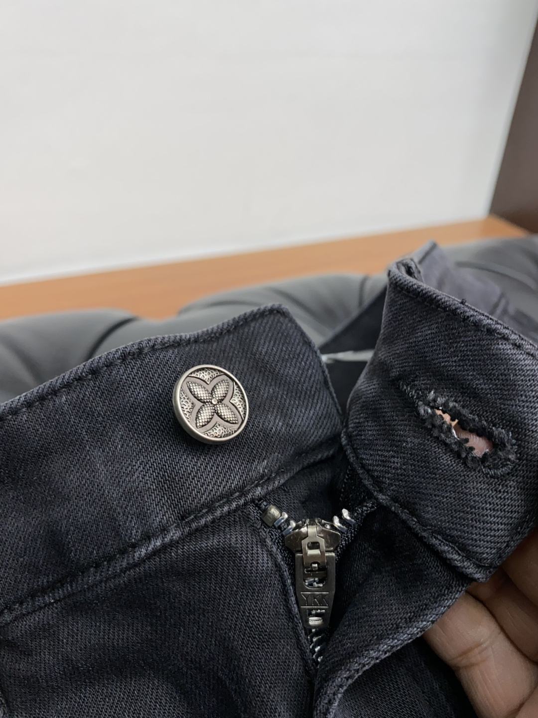 1v路易威登 2025春夏新款 休闲牛仔裤 干净利落剪裁，都市风十足 采用精纺纯棉面料手感软糯干爽，上身