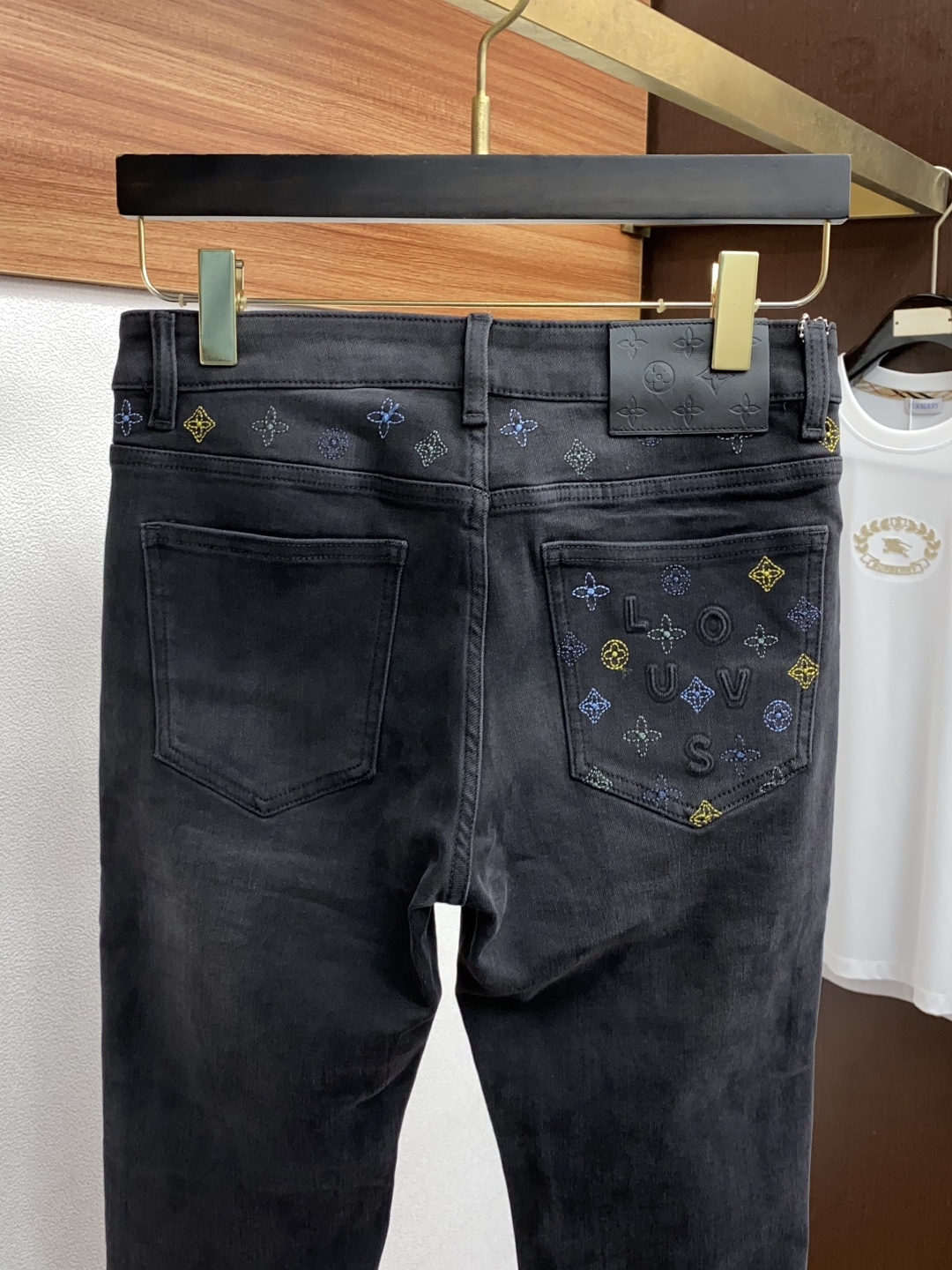 1v路易威登 2025春夏新款 休闲牛仔裤 干净利落剪裁，都市风十足 采用精纺纯棉面料手感软糯干爽，上身