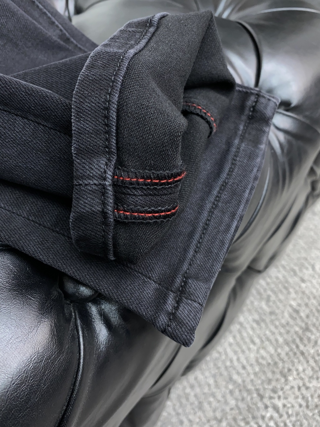 1v路易威登 2025春夏新款 休闲牛仔裤 干净利落剪裁，都市风十足 采用精纺纯棉面料手感软糯干爽，上身