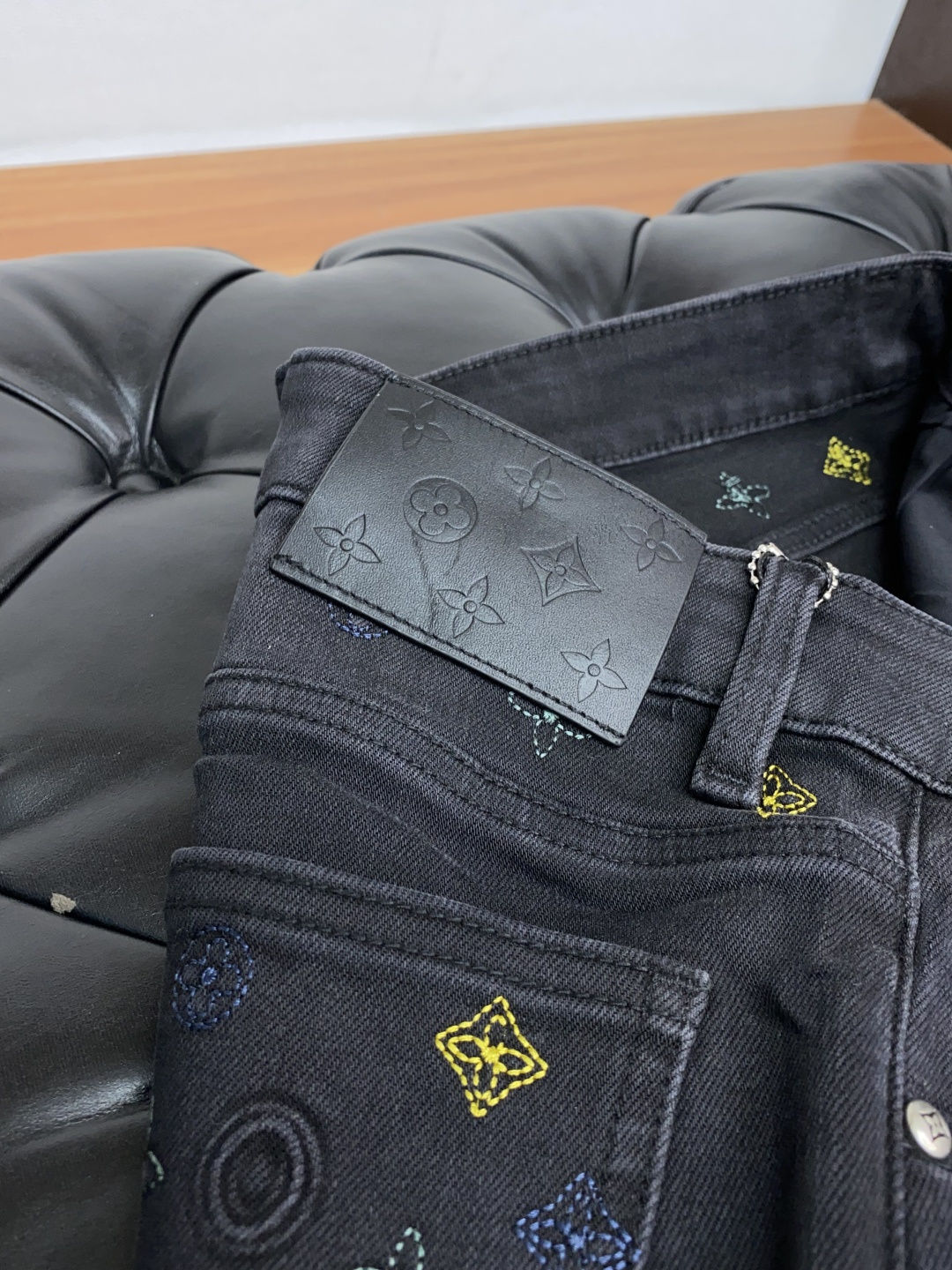 1v路易威登 2025春夏新款 休闲牛仔裤 干净利落剪裁，都市风十足 采用精纺纯棉面料手感软糯干爽，上身