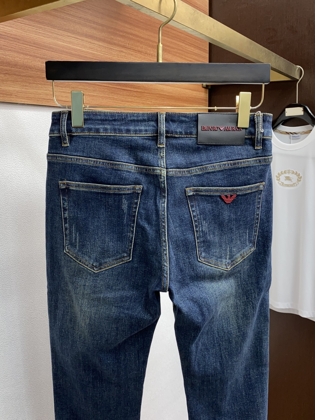 阿玛尼 2025春夏新款 休闲牛仔裤 干净利落剪裁，都市风十足 采用精纺纯棉面料手感软糯干爽，上身效果挺