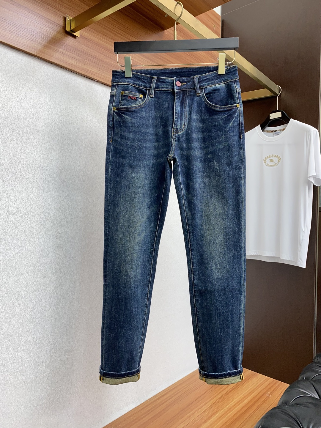 阿玛尼 2025春夏新款 休闲牛仔裤 干净利落剪裁，都市风十足 采用精纺纯棉面料手感软糯干爽，上身效果挺