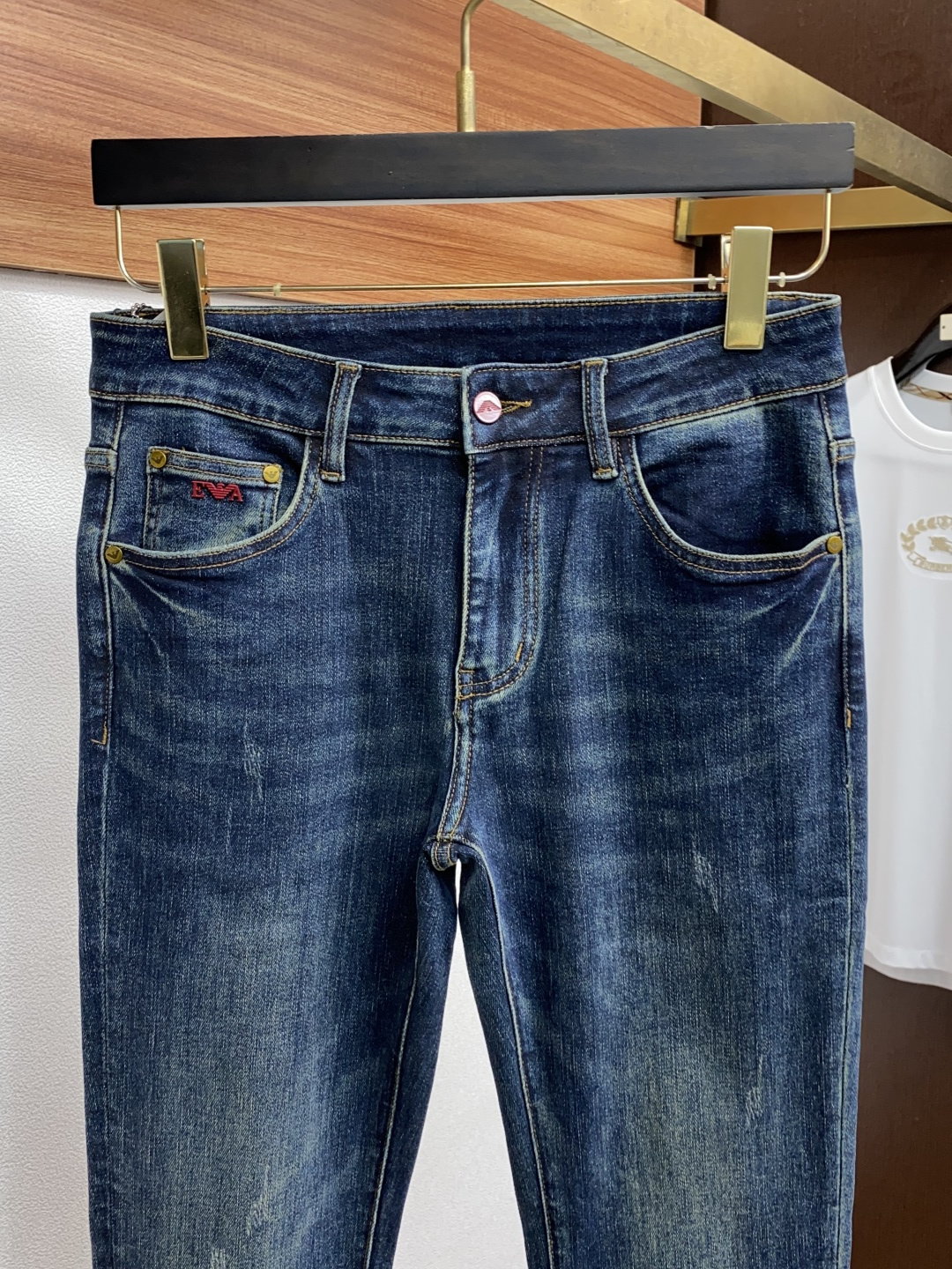 阿玛尼 2025春夏新款 休闲牛仔裤 干净利落剪裁，都市风十足 采用精纺纯棉面料手感软糯干爽，上身效果挺