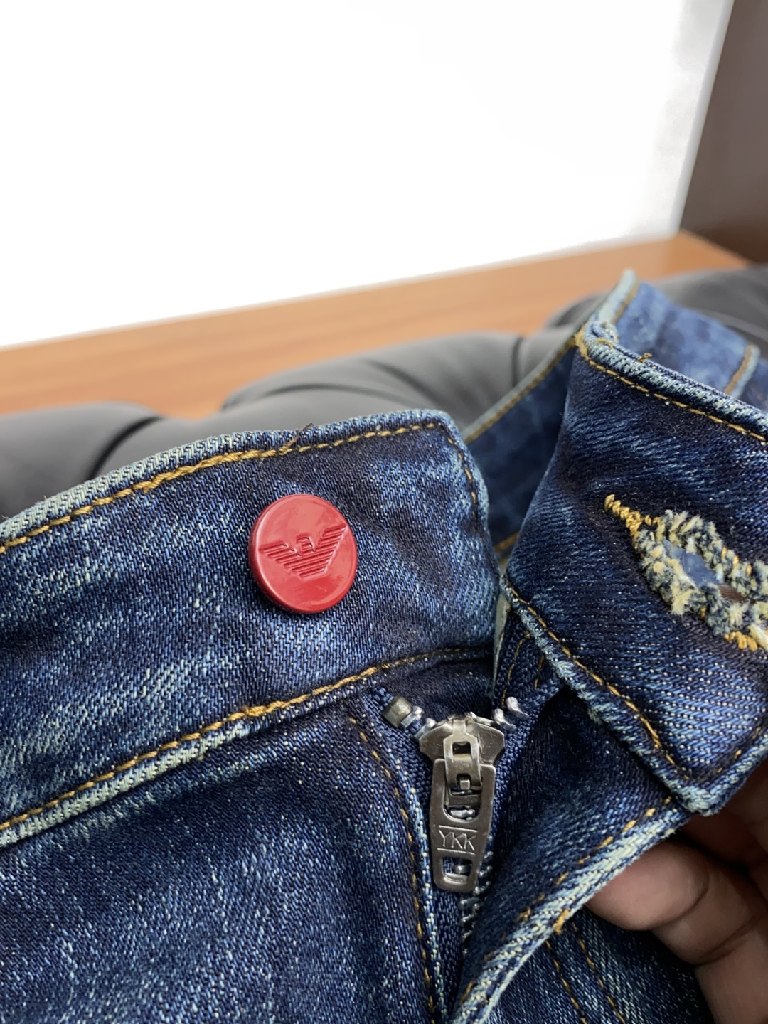 阿玛尼 2025春夏新款 休闲牛仔裤 干净利落剪裁，都市风十足 采用精纺纯棉面料手感软糯干爽，上身效果挺