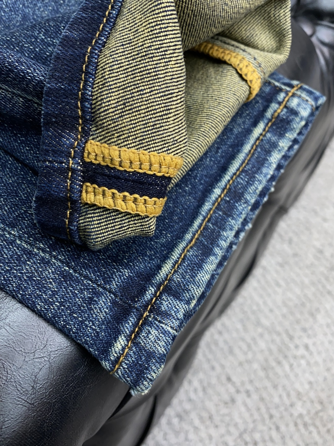 阿玛尼 2025春夏新款 休闲牛仔裤 干净利落剪裁，都市风十足 采用精纺纯棉面料手感软糯干爽，上身效果挺