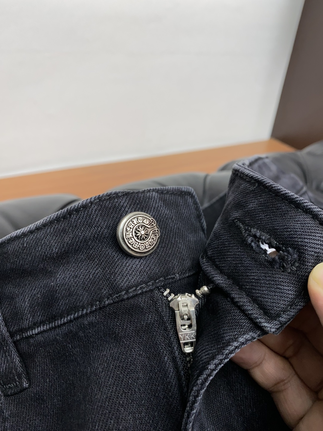 克罗心 2025春夏新款 休闲牛仔裤 干净利落剪裁，都市风十足 采用精纺纯棉面料手感软糯干爽，上身效果挺