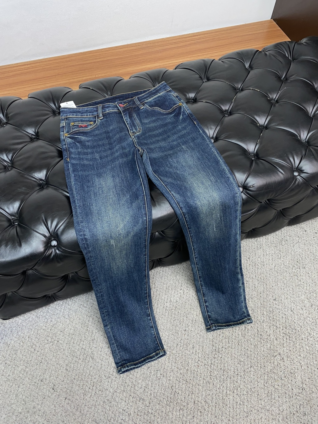 阿玛尼 2025春夏新款 休闲牛仔裤 干净利落剪裁，都市风十足 采用精纺纯棉面料手感软糯干爽，上身效果挺