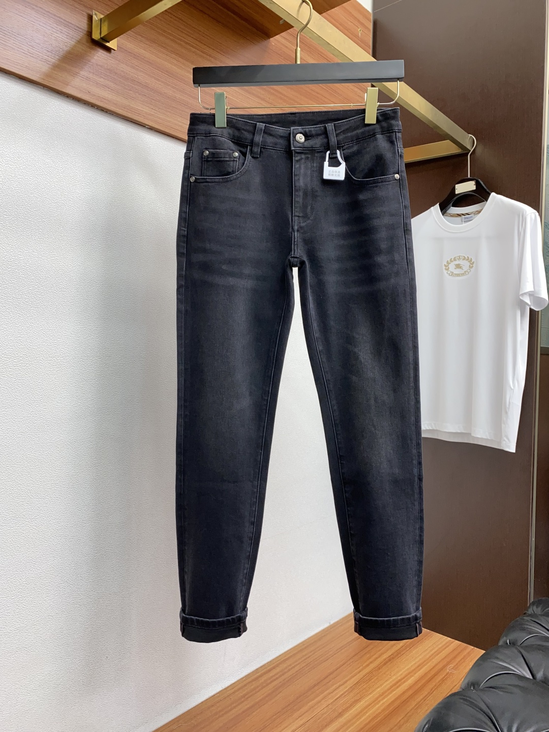 克罗心 2025春夏新款 休闲牛仔裤 干净利落剪裁，都市风十足 采用精纺纯棉面料手感软糯干爽，上身效果挺