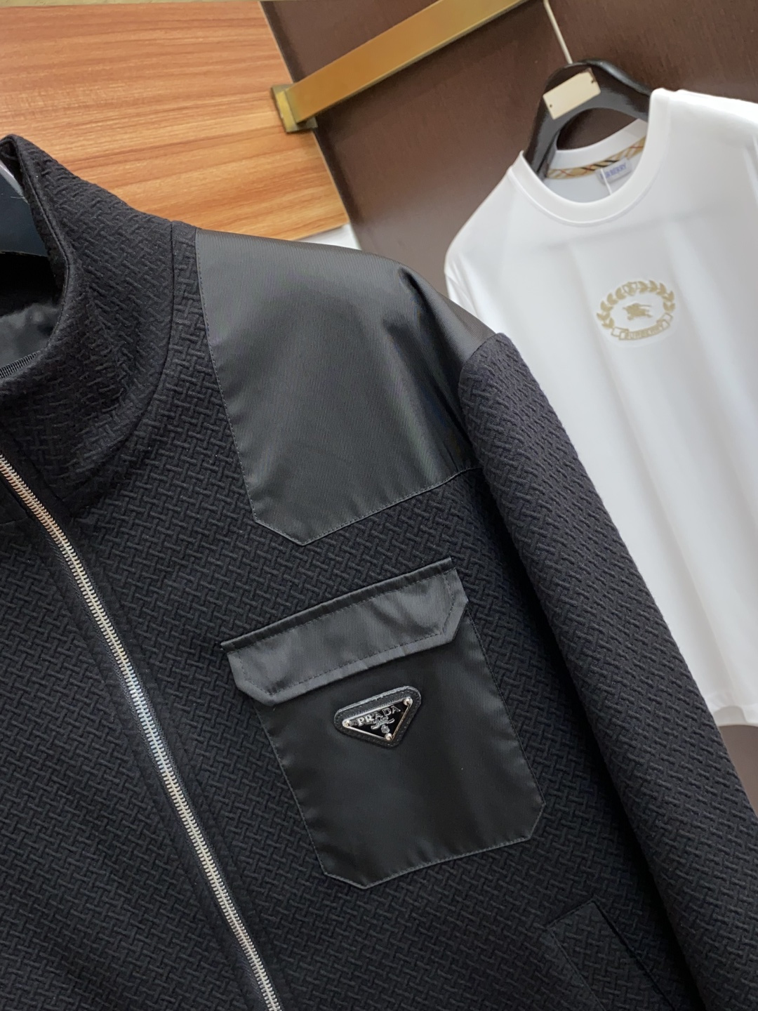 普拉达 2025年秋冬新款 官网 高端原厂代工出品，官方经典王牌单品！最新夹克外套 多明星穿搭示范款！！