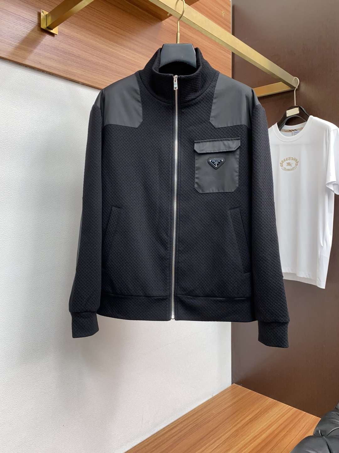 普拉达 2025年秋冬新款 官网 高端原厂代工出品，官方经典王牌单品！最新夹克外套 多明星穿搭示范款！！