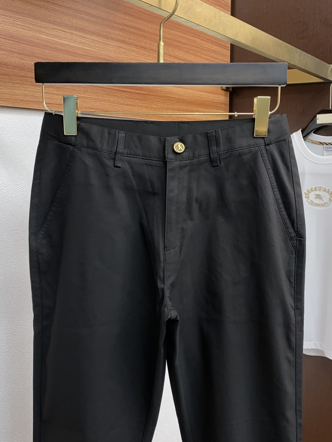  2025新款，户外最新休闲裤。原版裤型上身休闲百搭、随性慵懒范，高级定制进口定织针织面料，弹力速干 立