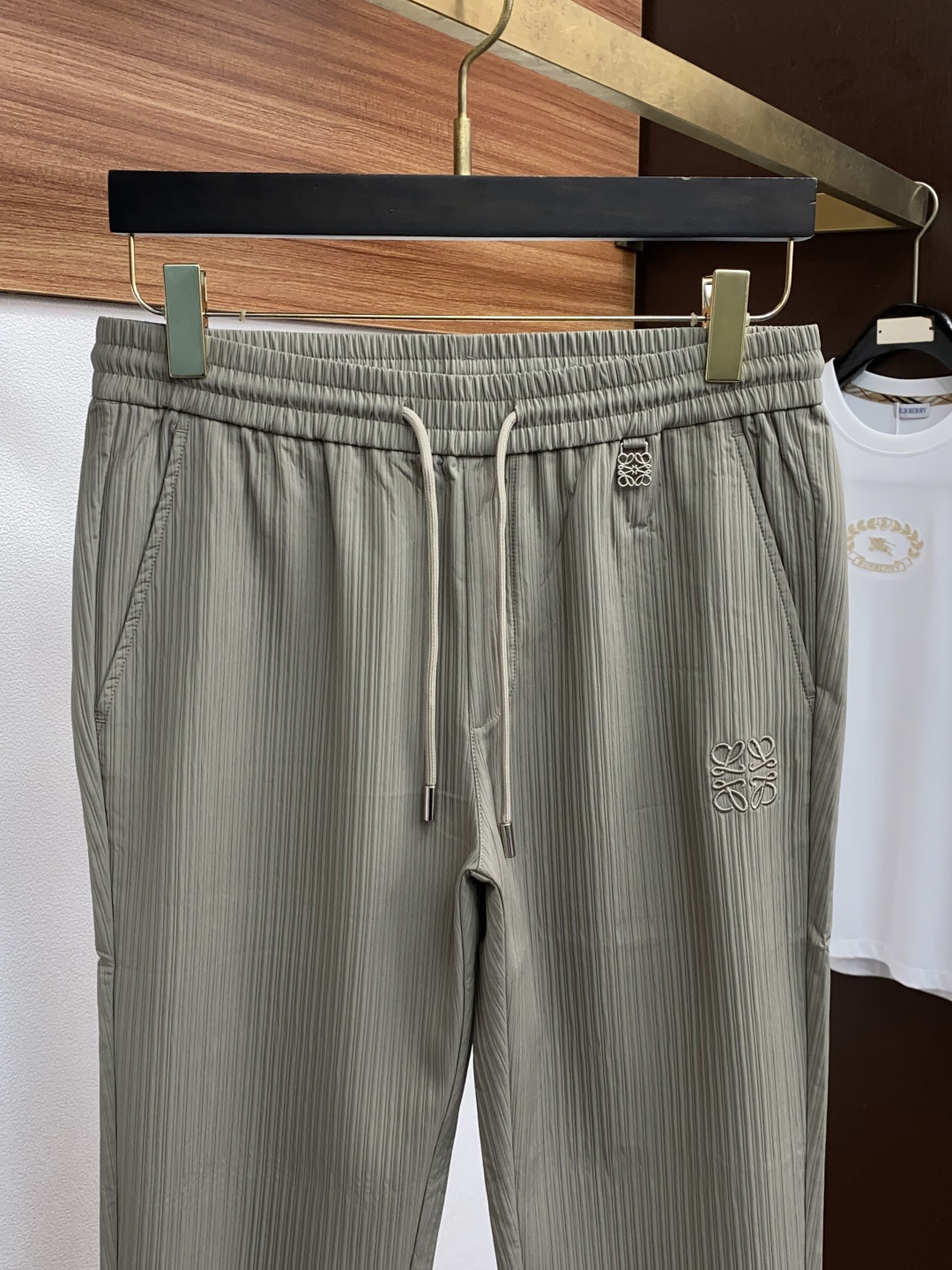 2025新款，户外最新休闲裤。原版裤型上身休闲百搭、随性慵懒范，高级定制进口定织针织面料，弹力速干 立体