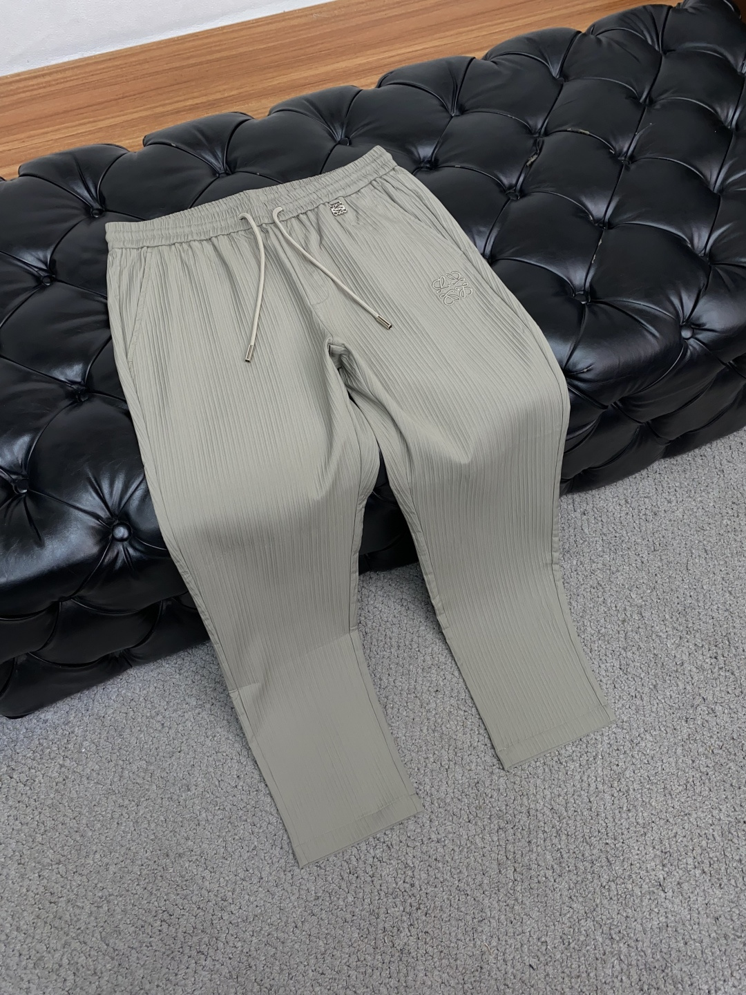 2025新款，户外最新休闲裤。原版裤型上身休闲百搭、随性慵懒范，高级定制进口定织针织面料，弹力速干 立体