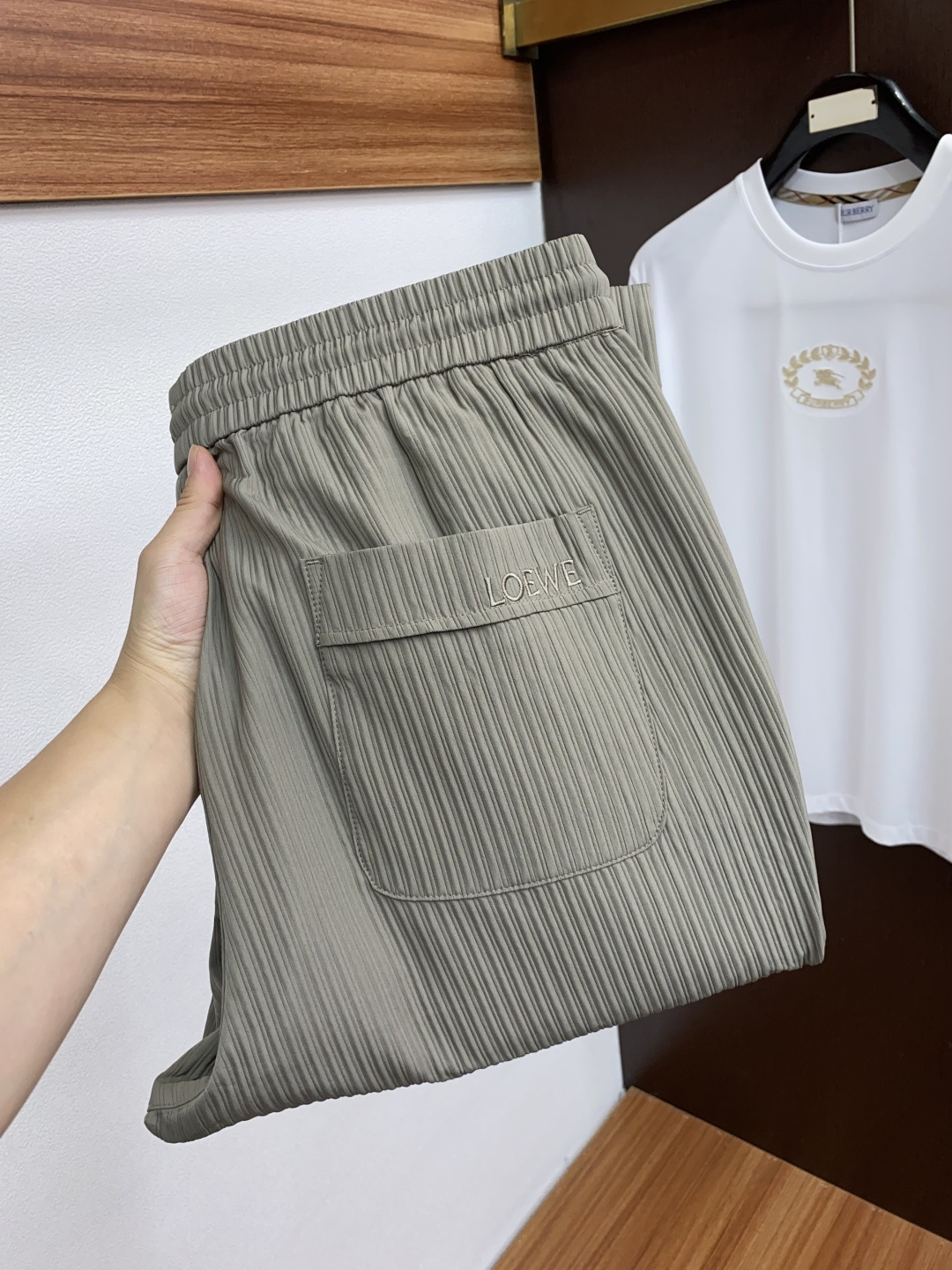 2025新款，户外最新休闲裤。原版裤型上身休闲百搭、随性慵懒范，高级定制进口定织针织面料，弹力速干 立体