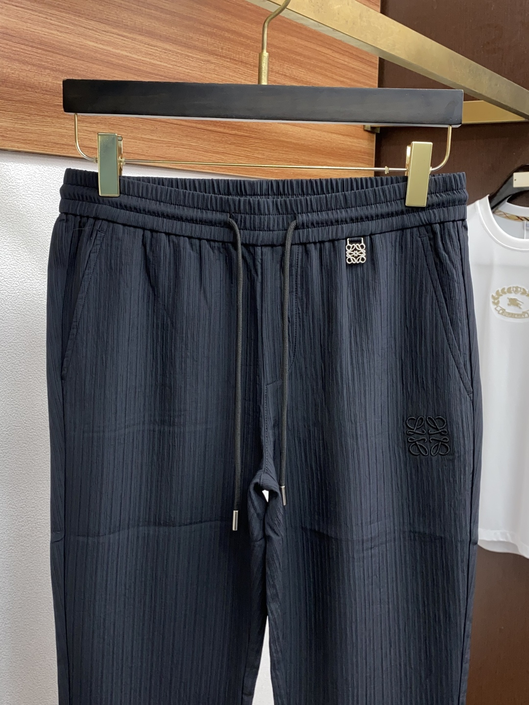  2025新款，户外最新休闲裤。原版裤型上身休闲百搭、随性慵懒范，高级定制进口定织针织面料，弹力速干 立