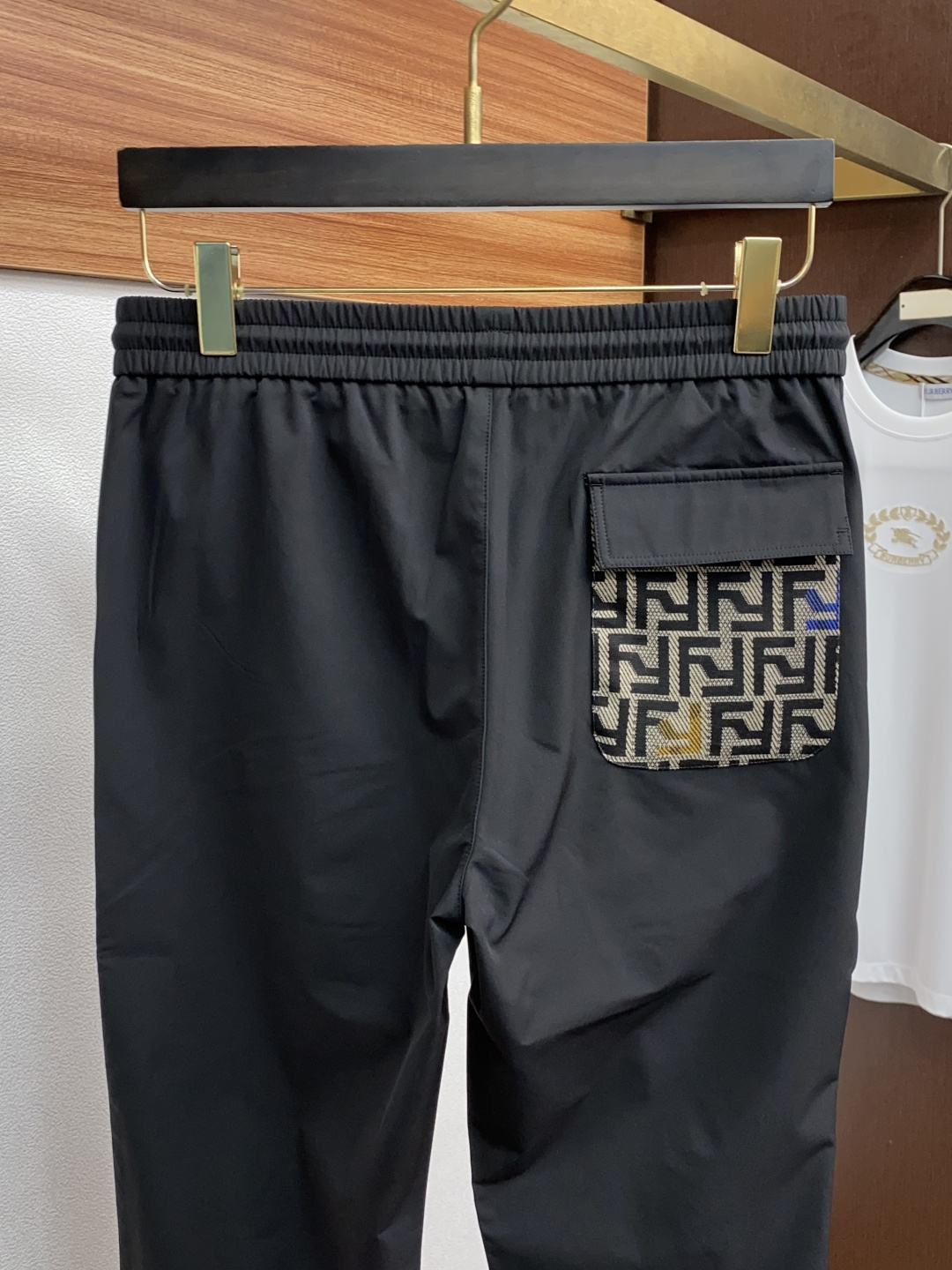  2025新款，户外最新休闲裤。原版裤型上身休闲百搭、随性慵懒范，高级定制进口定织针织面料，弹力速干 立