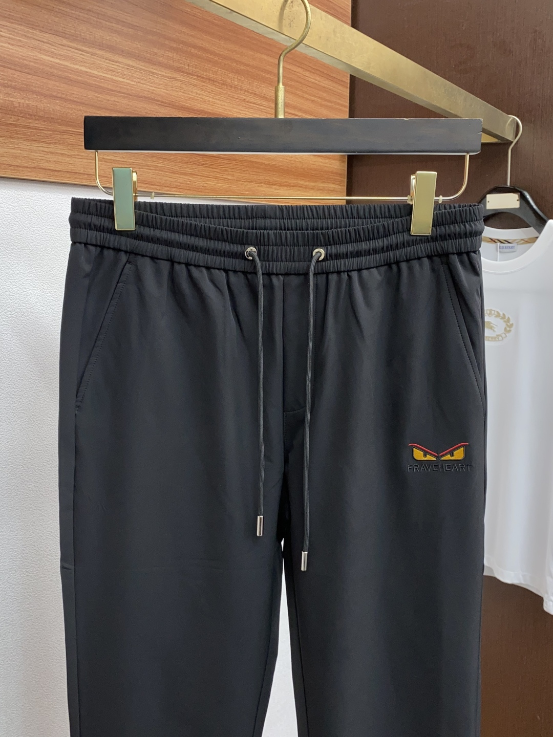  2025新款，户外最新休闲裤。原版裤型上身休闲百搭、随性慵懒范，高级定制进口定织针织面料，弹力速干 立