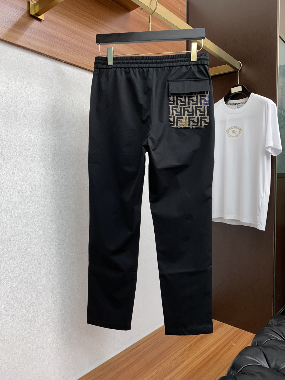 2025新款，户外最新休闲裤。原版裤型上身休闲百搭、随性慵懒范，高级定制进口定织针织面料，弹力速干 立