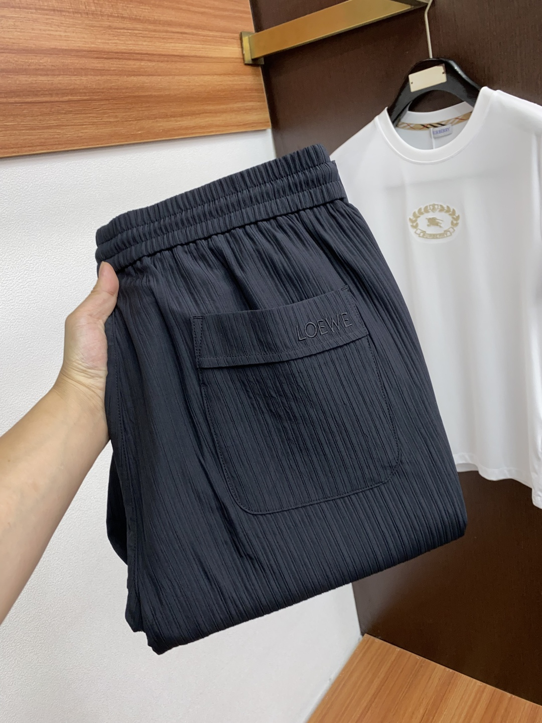  2025新款，户外最新休闲裤。原版裤型上身休闲百搭、随性慵懒范，高级定制进口定织针织面料，弹力速干 立