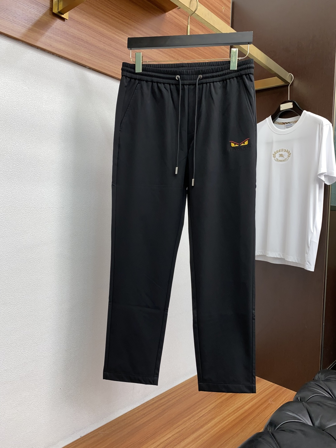 2025新款，户外最新休闲裤。原版裤型上身休闲百搭、随性慵懒范，高级定制进口定织针织面料，弹力速干 立