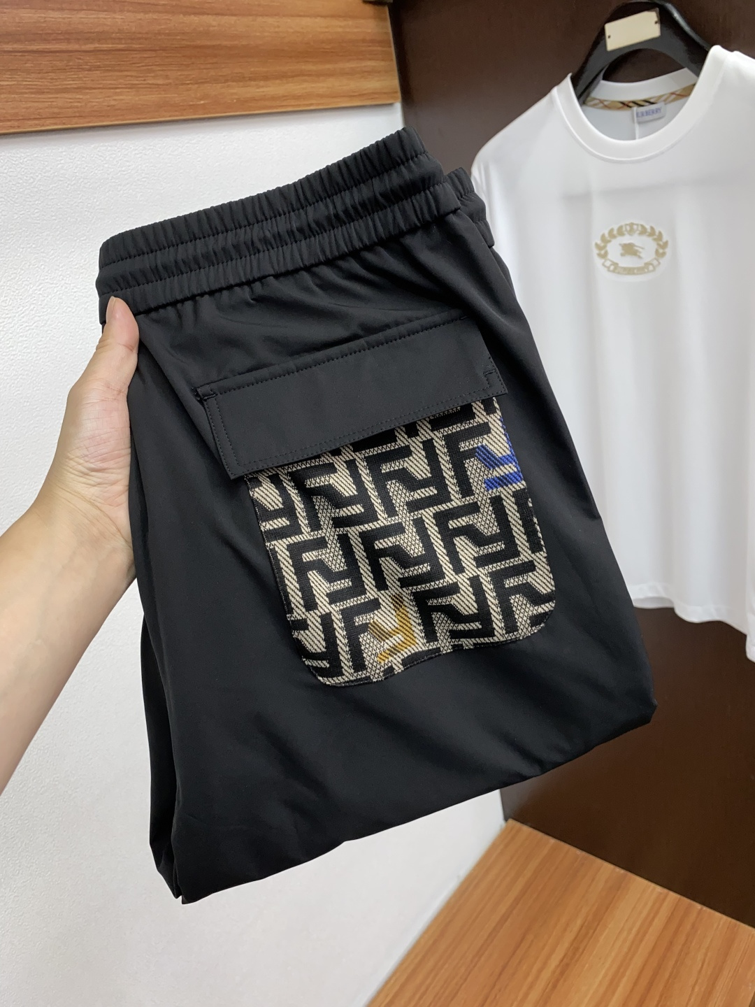  2025新款，户外最新休闲裤。原版裤型上身休闲百搭、随性慵懒范，高级定制进口定织针织面料，弹力速干 立