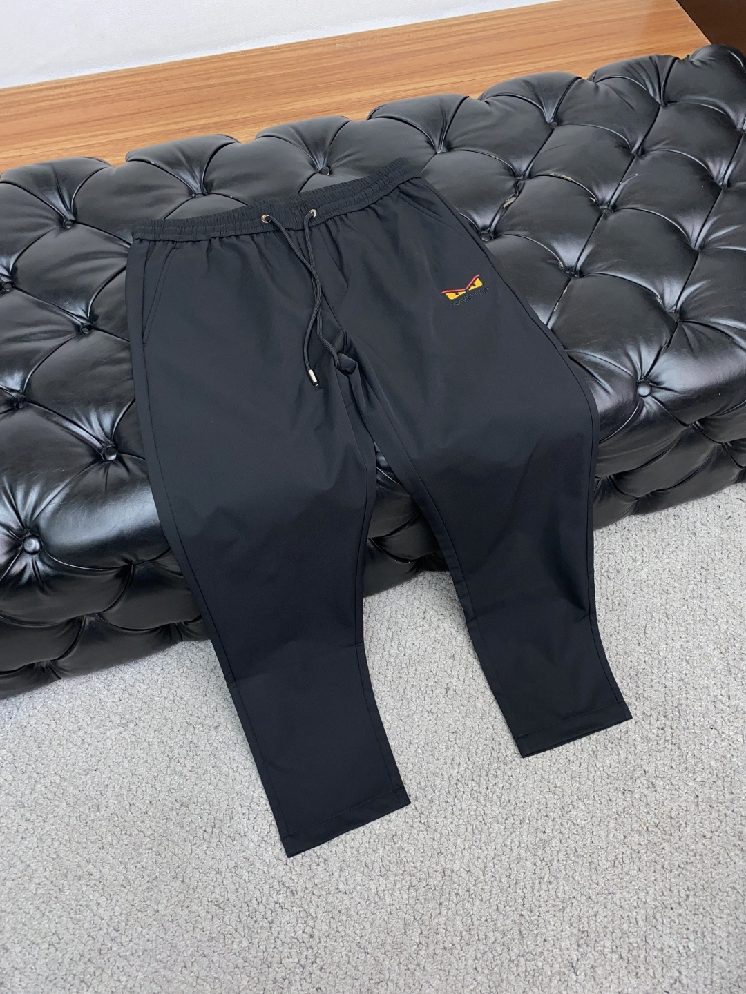  2025新款，户外最新休闲裤。原版裤型上身休闲百搭、随性慵懒范，高级定制进口定织针织面料，弹力速干 立