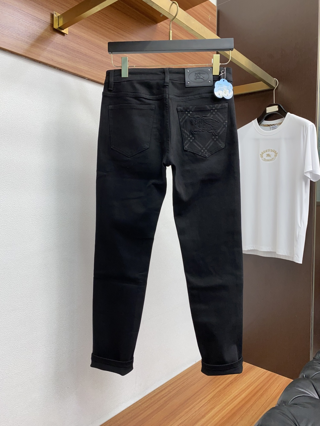  巴宝莉 2025春夏新款 休闲牛仔裤 干净利落剪裁，都市风十足 采用精纺纯棉面料手感软糯干爽，上身效果