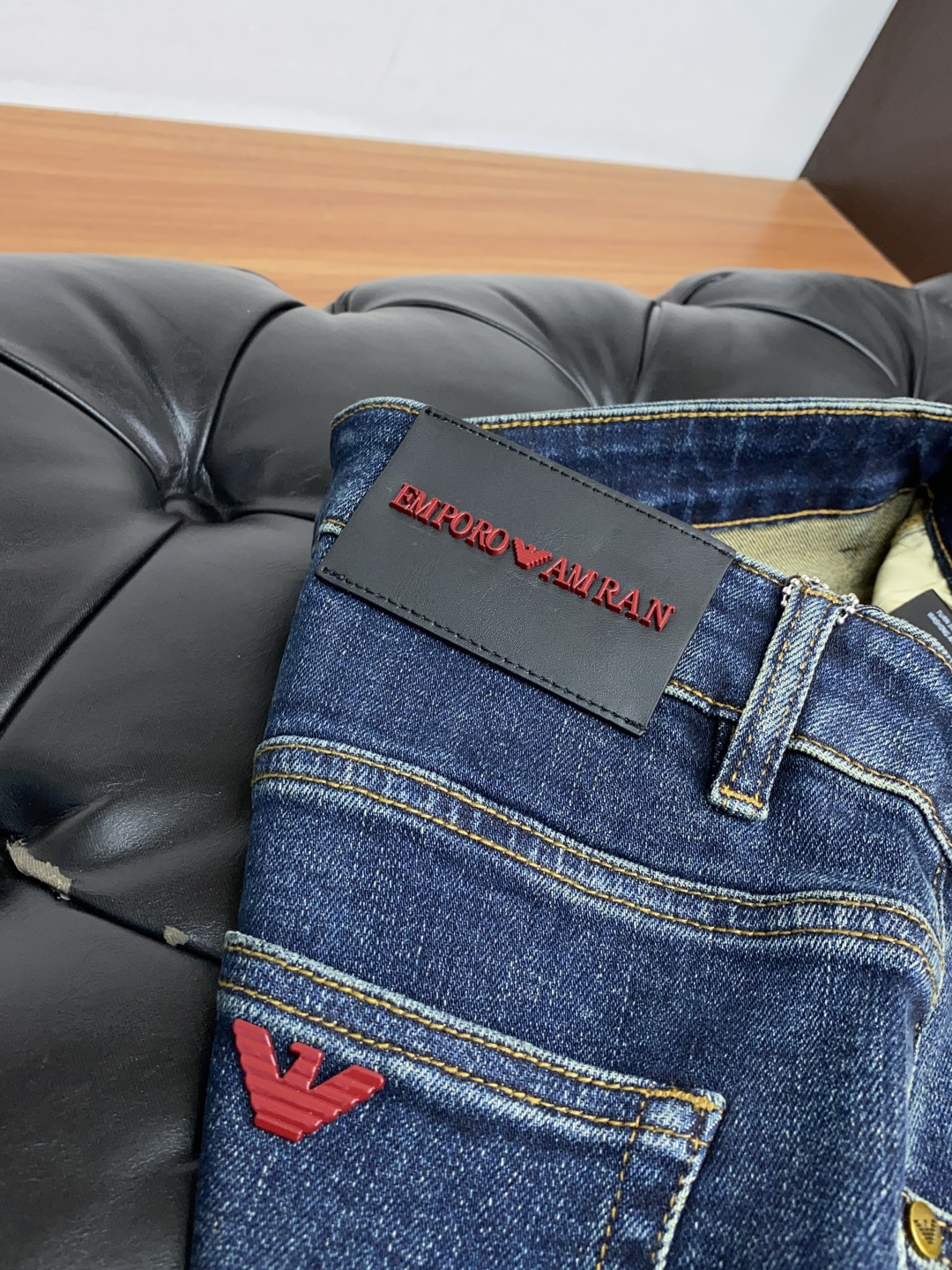 阿玛尼 2025春夏新款 休闲牛仔裤 干净利落剪裁，都市风十足 采用精纺纯棉面料手感软糯干爽，上身效果挺