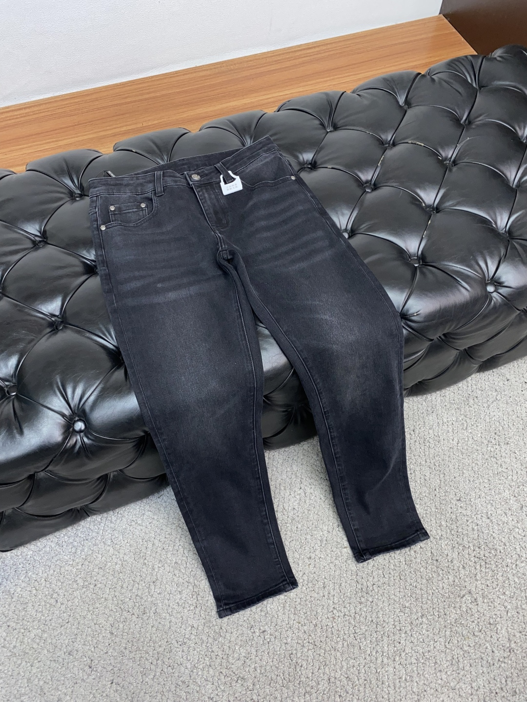 克罗心 2025春夏新款 休闲牛仔裤 干净利落剪裁，都市风十足 采用精纺纯棉面料手感软糯干爽，上身效果挺