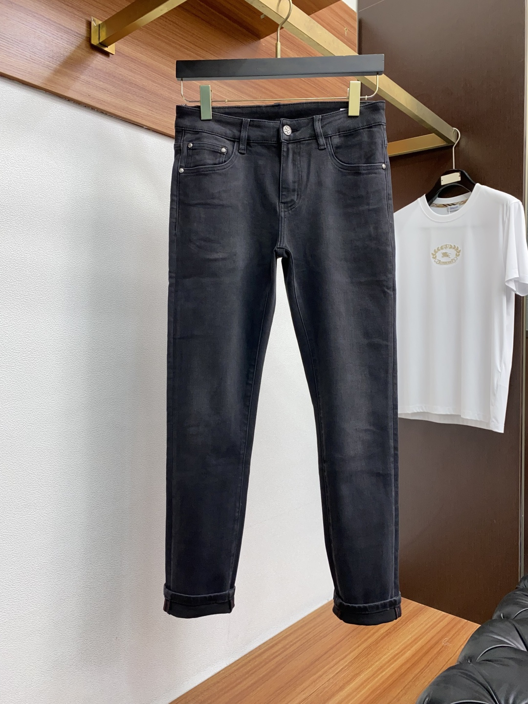 1v路易威登 2025春夏新款 休闲牛仔裤 干净利落剪裁，都市风十足 采用精纺纯棉面料手感软糯干爽，上身