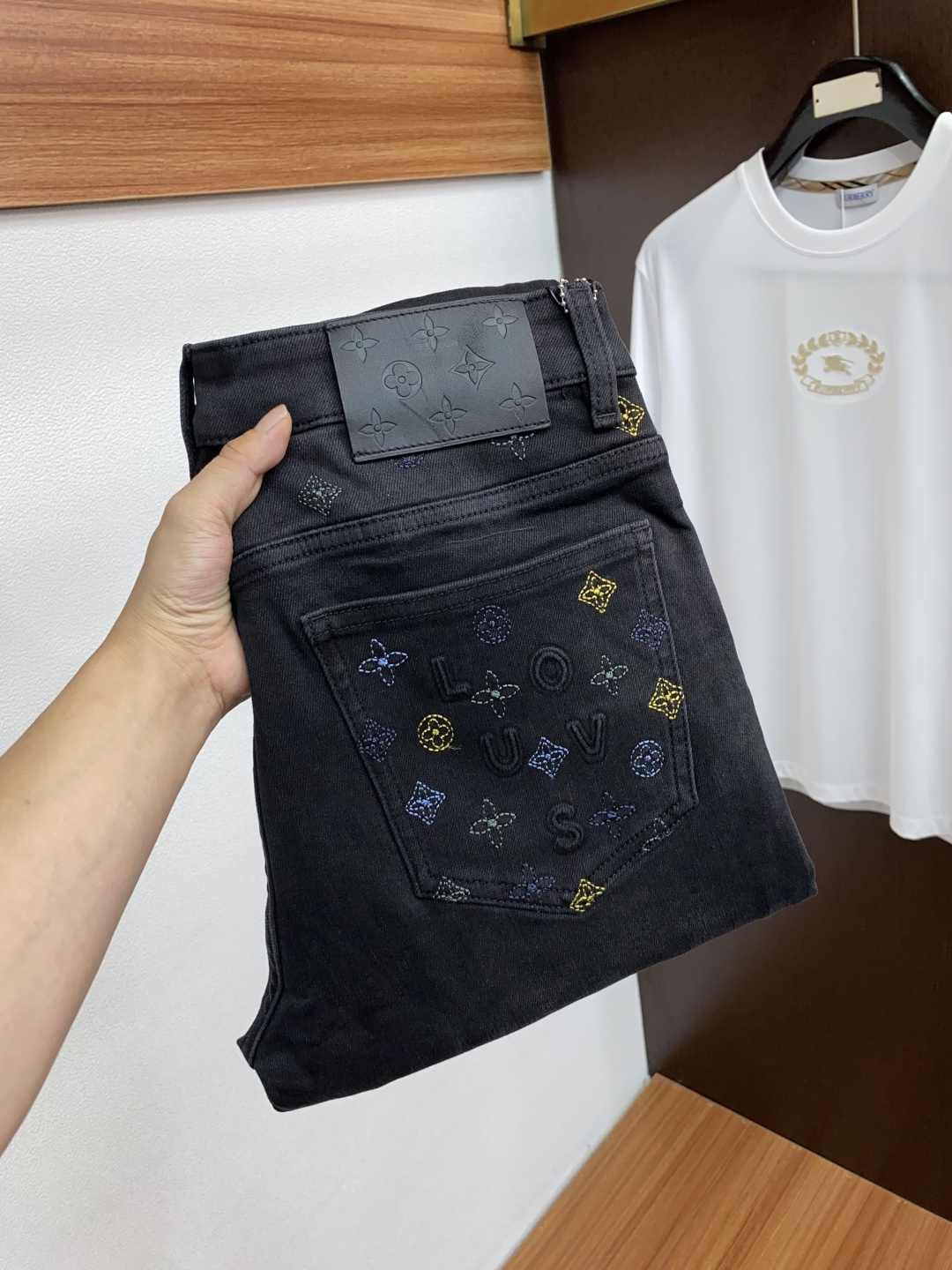 1v路易威登 2025春夏新款 休闲牛仔裤 干净利落剪裁，都市风十足 采用精纺纯棉面料手感软糯干爽，上身