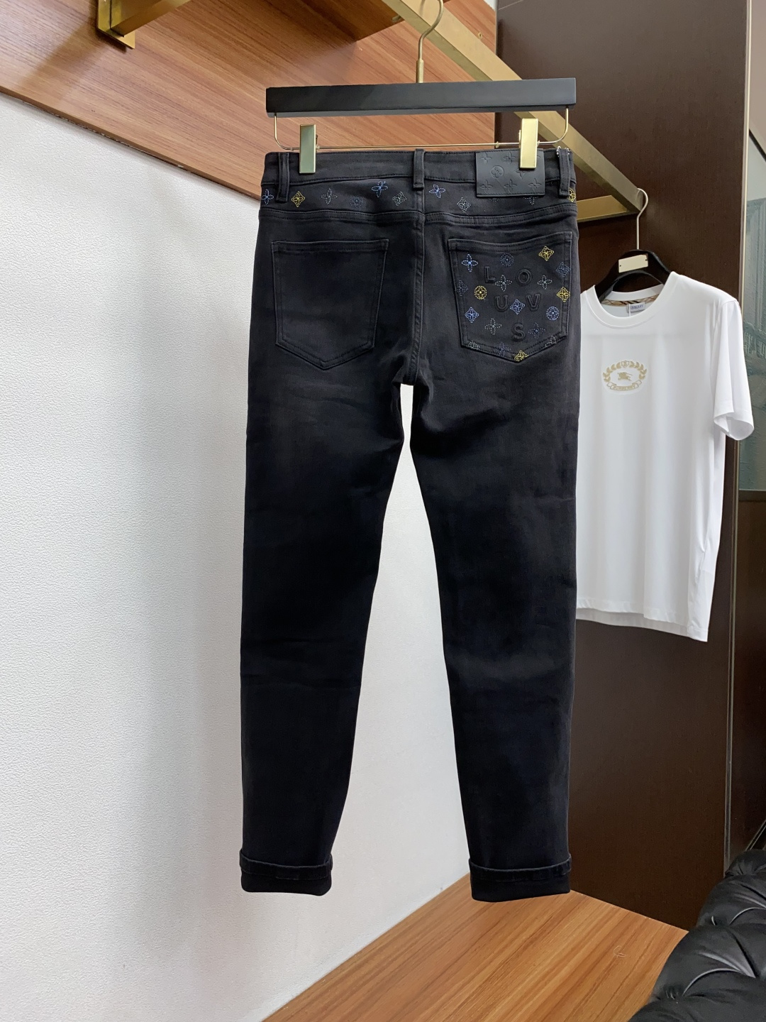 1v路易威登 2025春夏新款 休闲牛仔裤 干净利落剪裁，都市风十足 采用精纺纯棉面料手感软糯干爽，上身