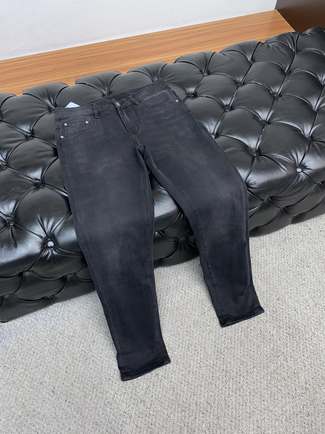 1v路易威登 2025春夏新款 休闲牛仔裤 干净利落剪裁，都市风十足 采用精纺纯棉面料手感软糯干爽，上身