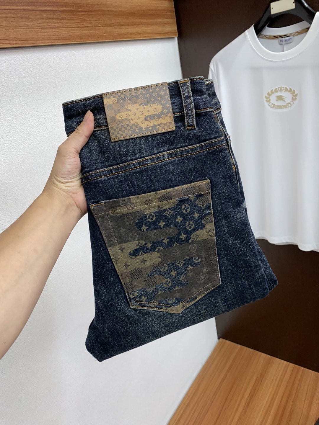  1v 路易威登 2025新款 休闲牛仔裤 干净利落剪裁，都市风十足 采用精纺纯棉面料手感软糯干爽，上身