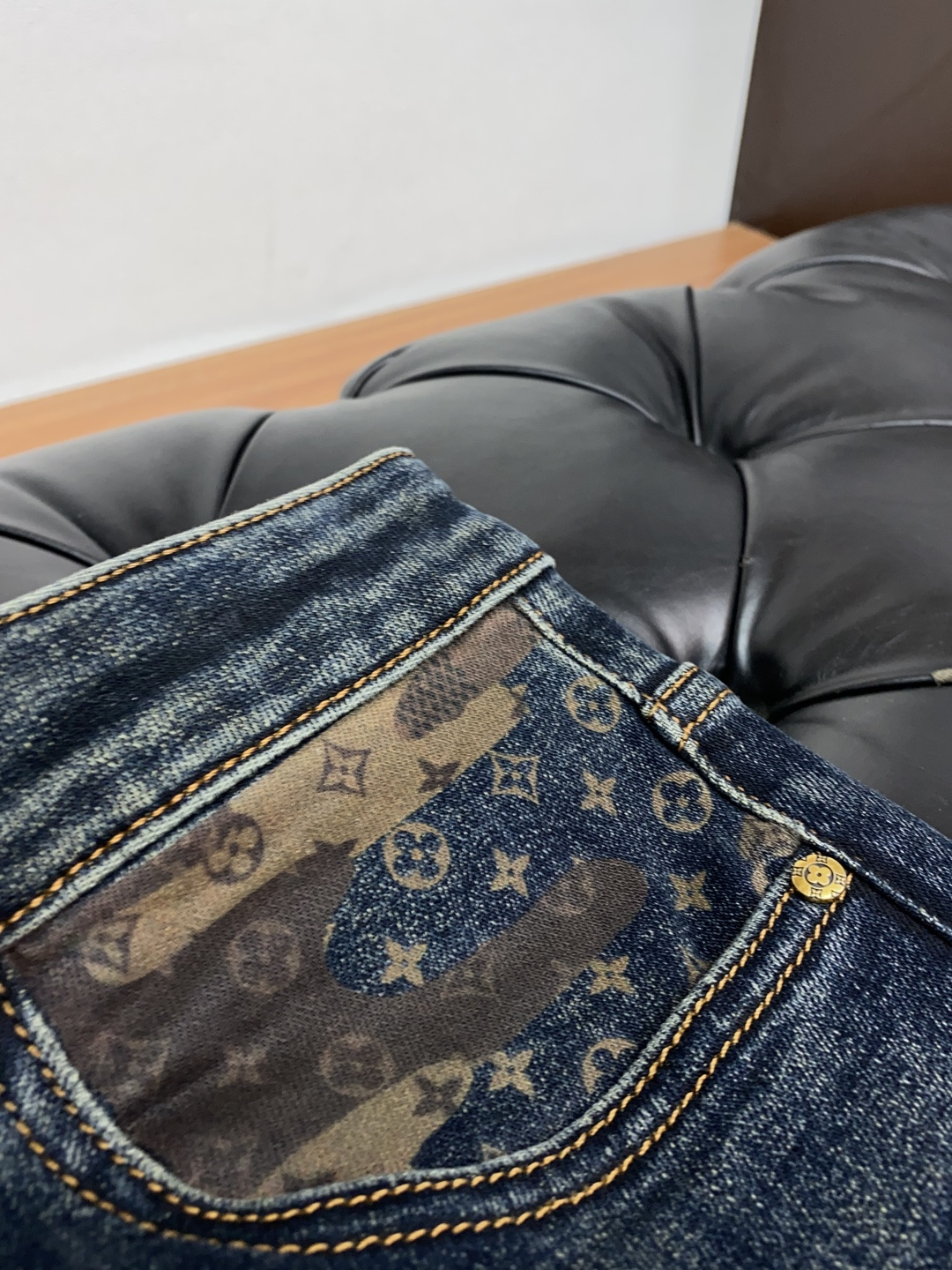  1v 路易威登 2025新款 休闲牛仔裤 干净利落剪裁，都市风十足 采用精纺纯棉面料手感软糯干爽，上身